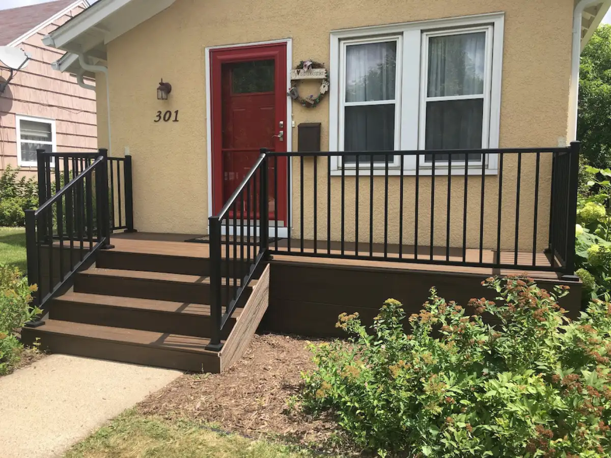 Deck with built-in bench seating