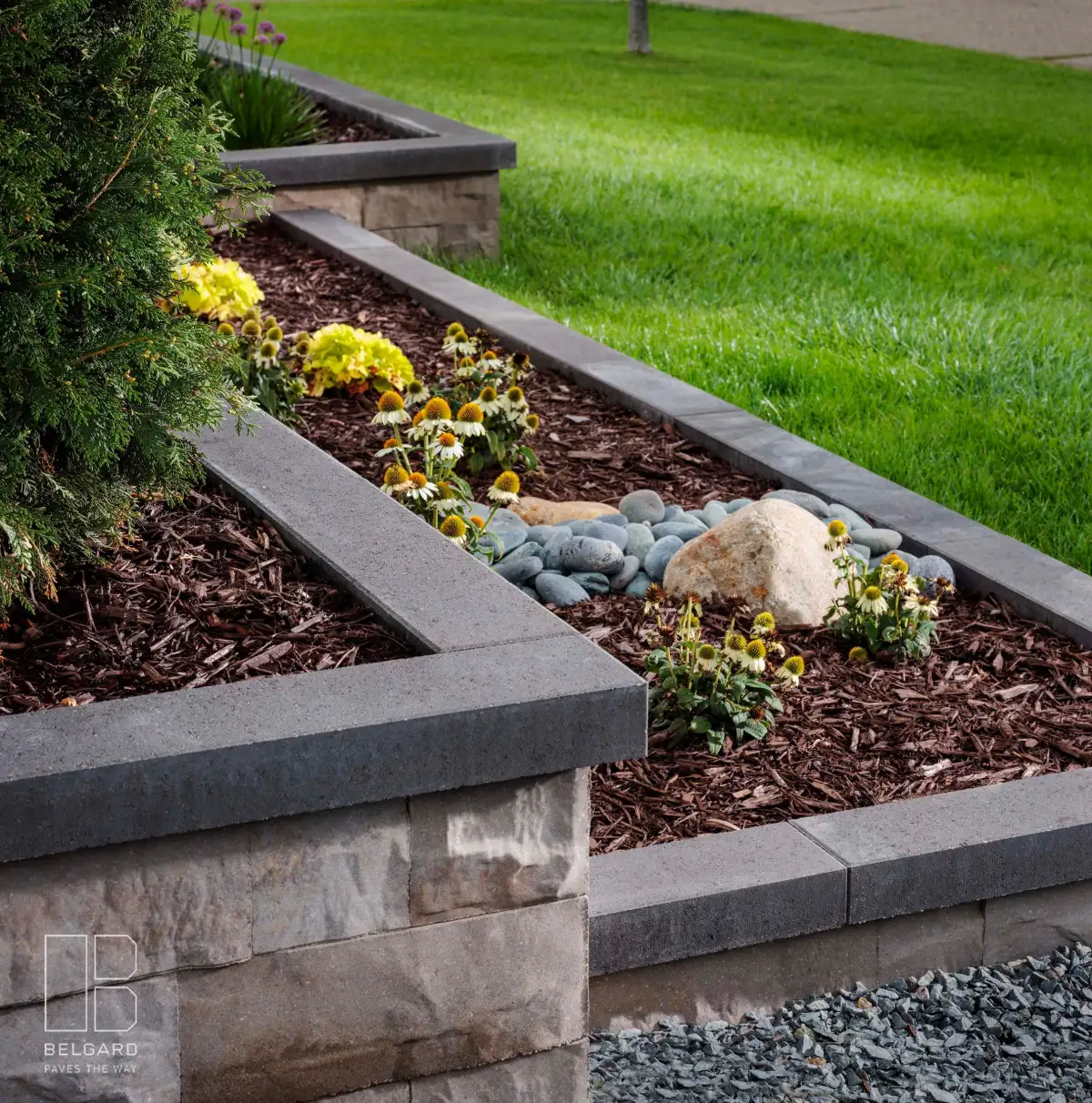Segmental block retaining wall with tiered planting beds